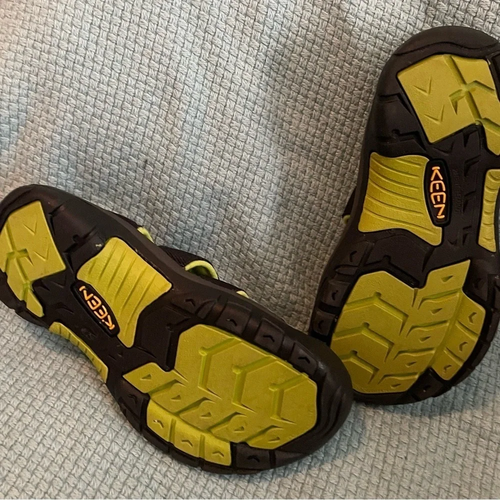 Keen Newport H2 Youth Kids Black Yellow Hiking Water Closed Toe Sandals | Size 3